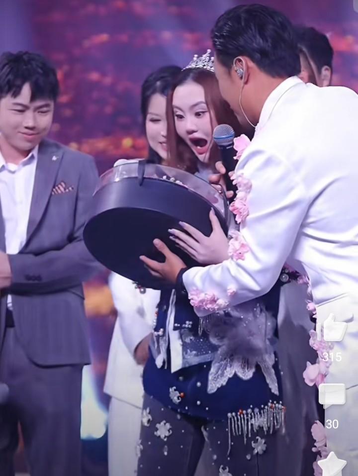 会不会演得太过头了？幺哥秒变配角？一看就不正常，我祈求上天保佑，我们善良的幺哥不