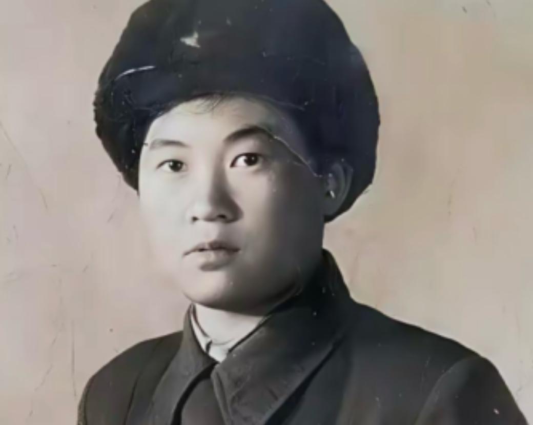 1950年，女兵失血休克被按在手术台，死死攥住男医生手腕吼：‘换女医生！’——掀