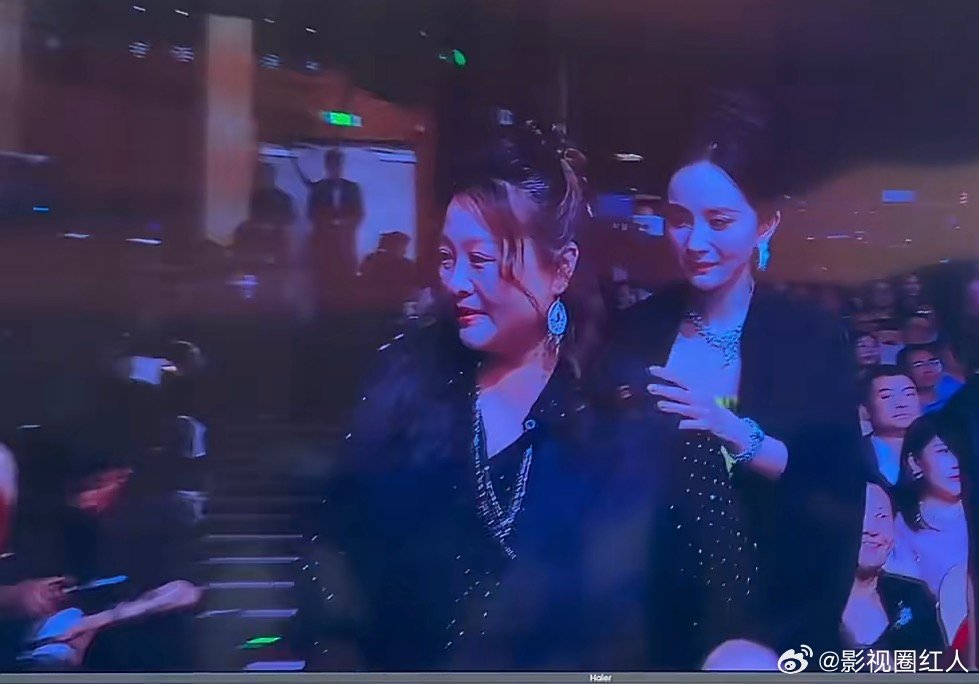 王贺上台领奖前跟杨幂拥抱生万物编剧上台领奖前跟杨幂拥抱 生万物编剧上台领奖前跟杨