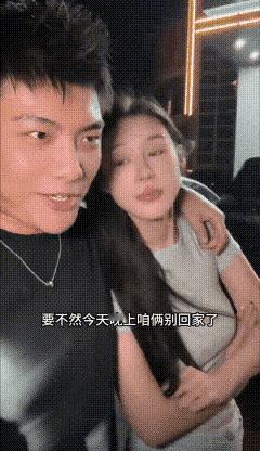 女朋友一句话让男朋友瞬间脸红脖粗，真是伤害性不大，侮性极强啊搞笑 情侣