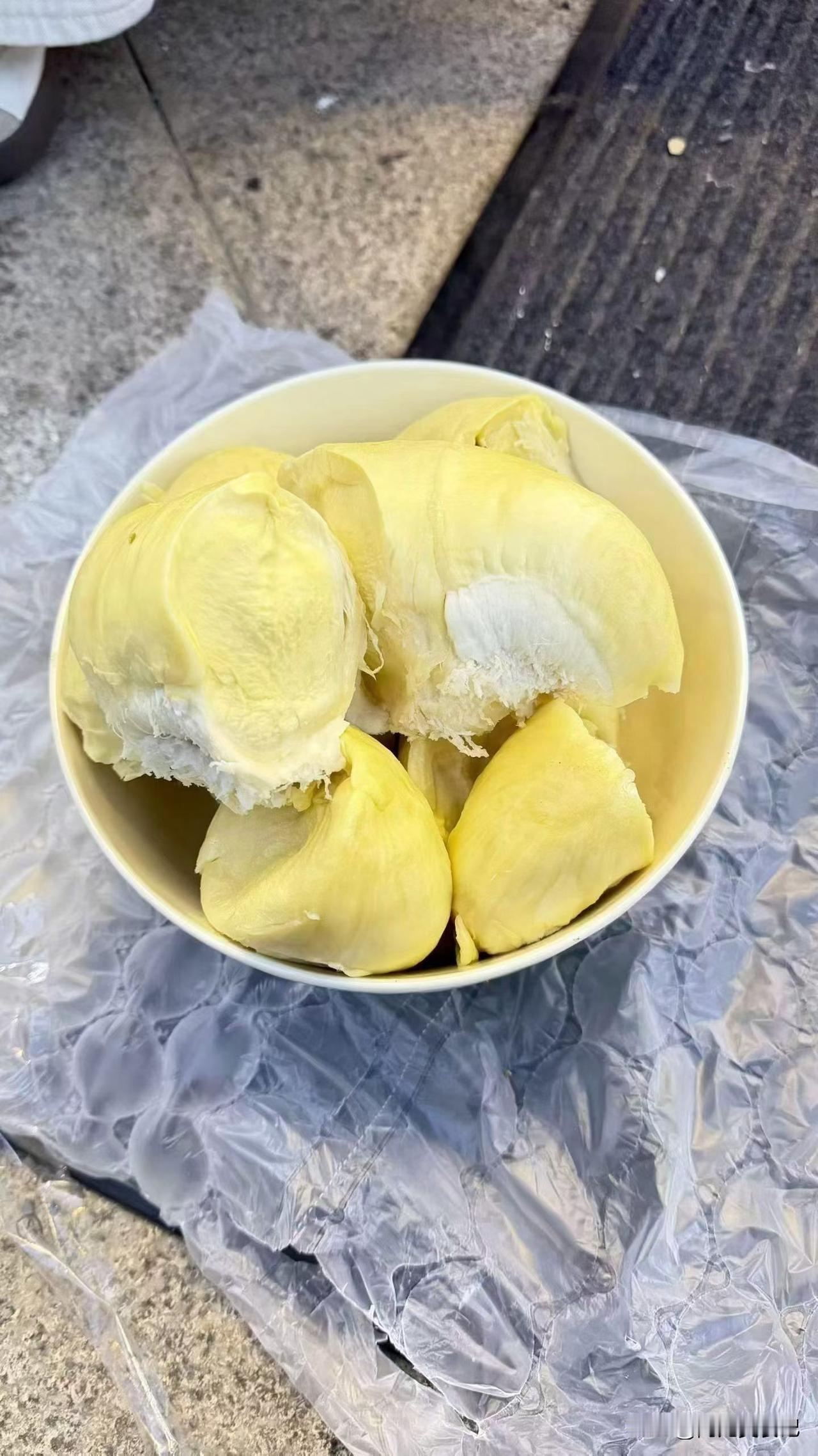 今天吃了榴莲，这“水果之王”名不虚传，果肉软糯香甜，一口下去超满足。
最近好多人