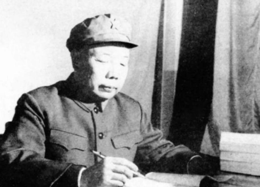 长征途中，一红军干事在筹粮时被土司武装抓走。当萧华前去谈判时，土司放话说：“留下