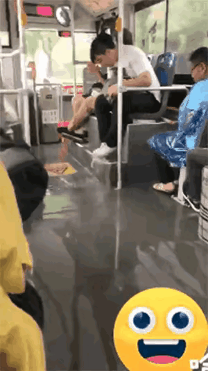 你就不能换个位置坐么[大笑][大笑][大笑]