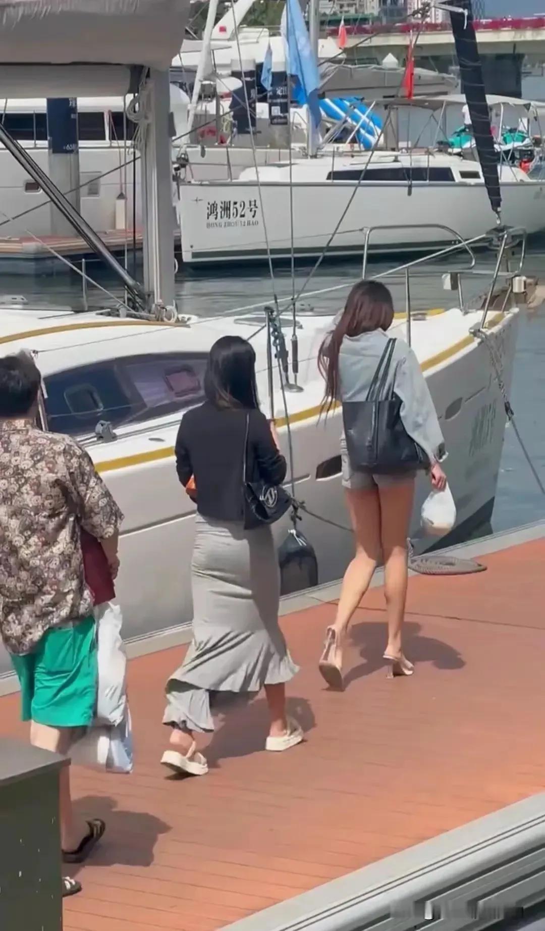 你看看各个高校门口接人的那些车，就知道了。而且学校越差，门口的车越好。[捂脸][