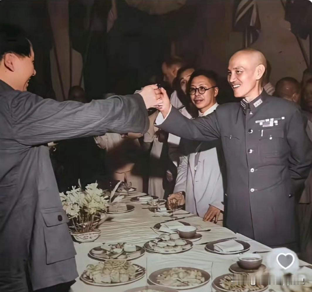1945年重庆谈判，伟人与蒋介石举杯对饮，谈笑间暗流涌动，这一幕定格了特殊的历史