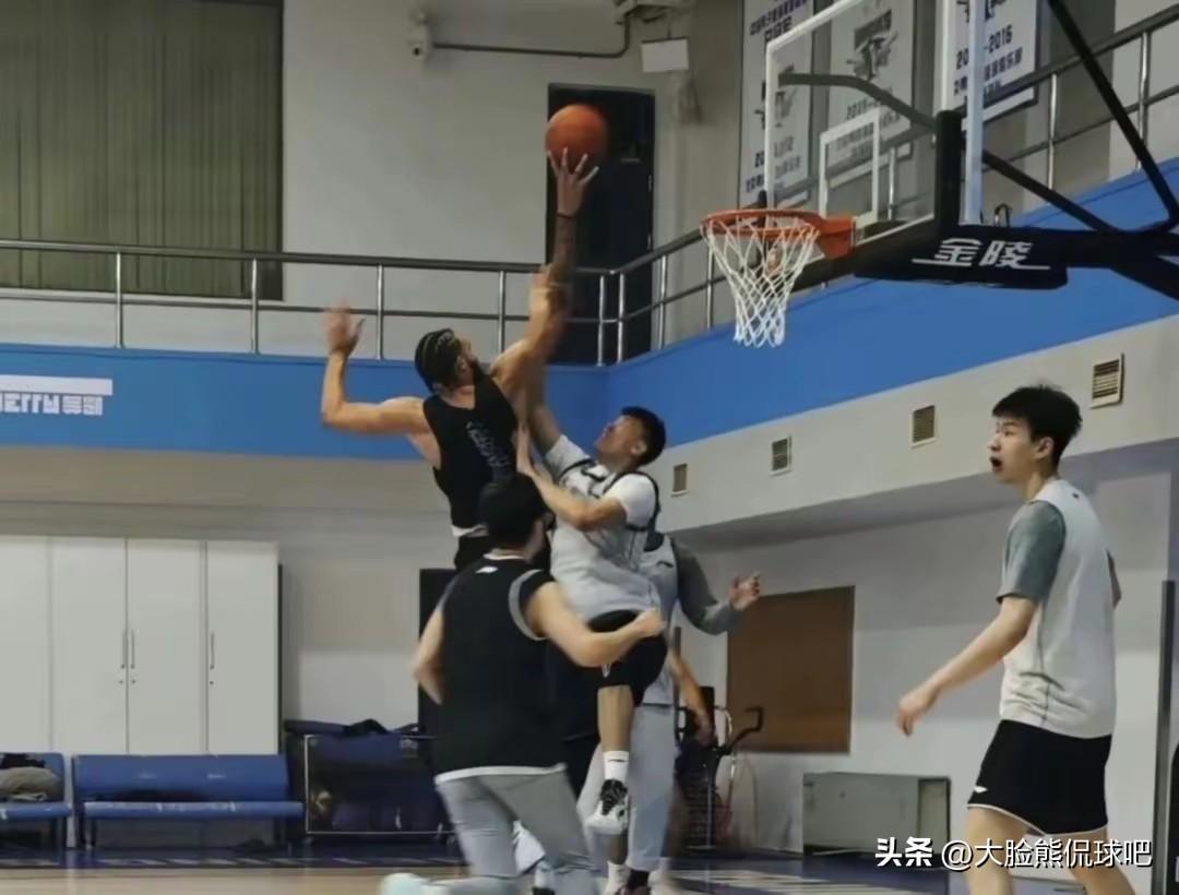 麦基油箱里还是有油的！
麦基加盟球队之后，很快就融入到了球队的训教当中，训教过程