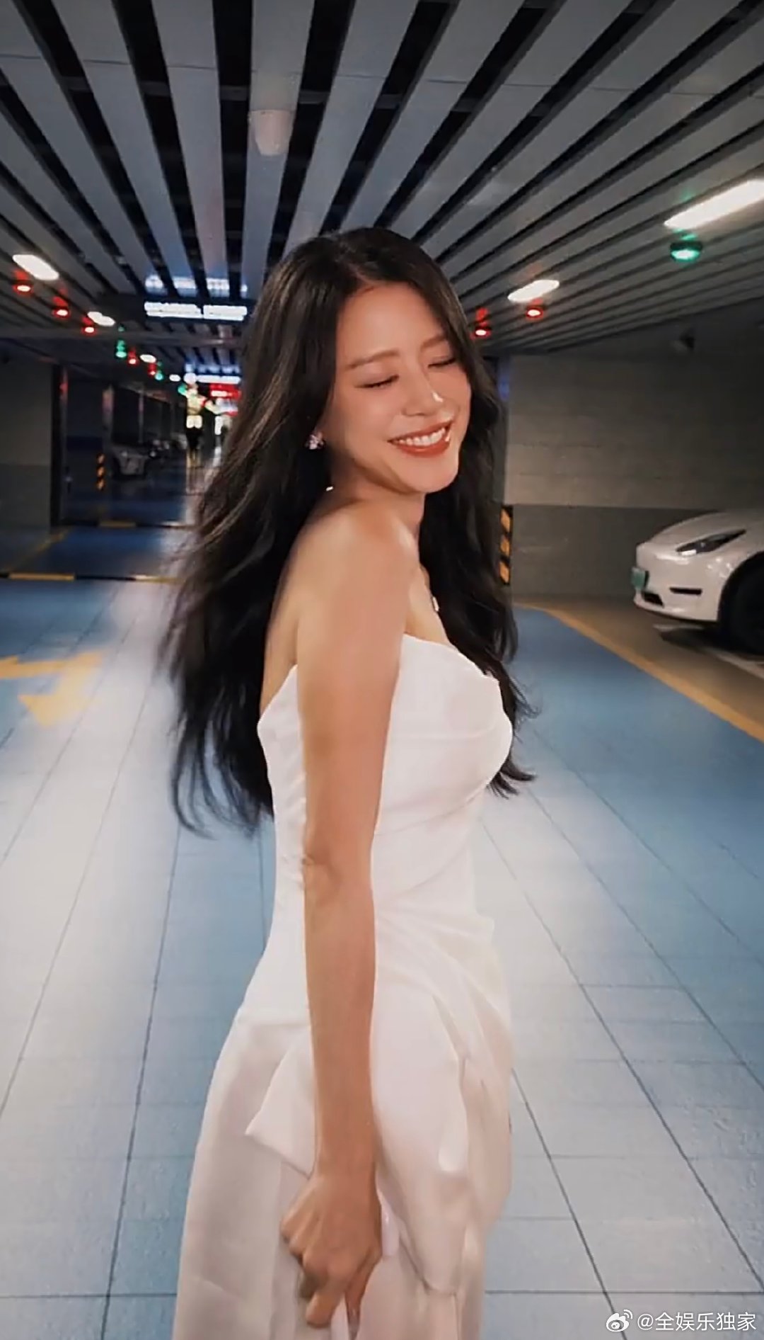 江语晨拒绝粉丝叫老婆的原因路透里的江语晨笑容甜美，亲和力拉满，难怪大家都忍不住想