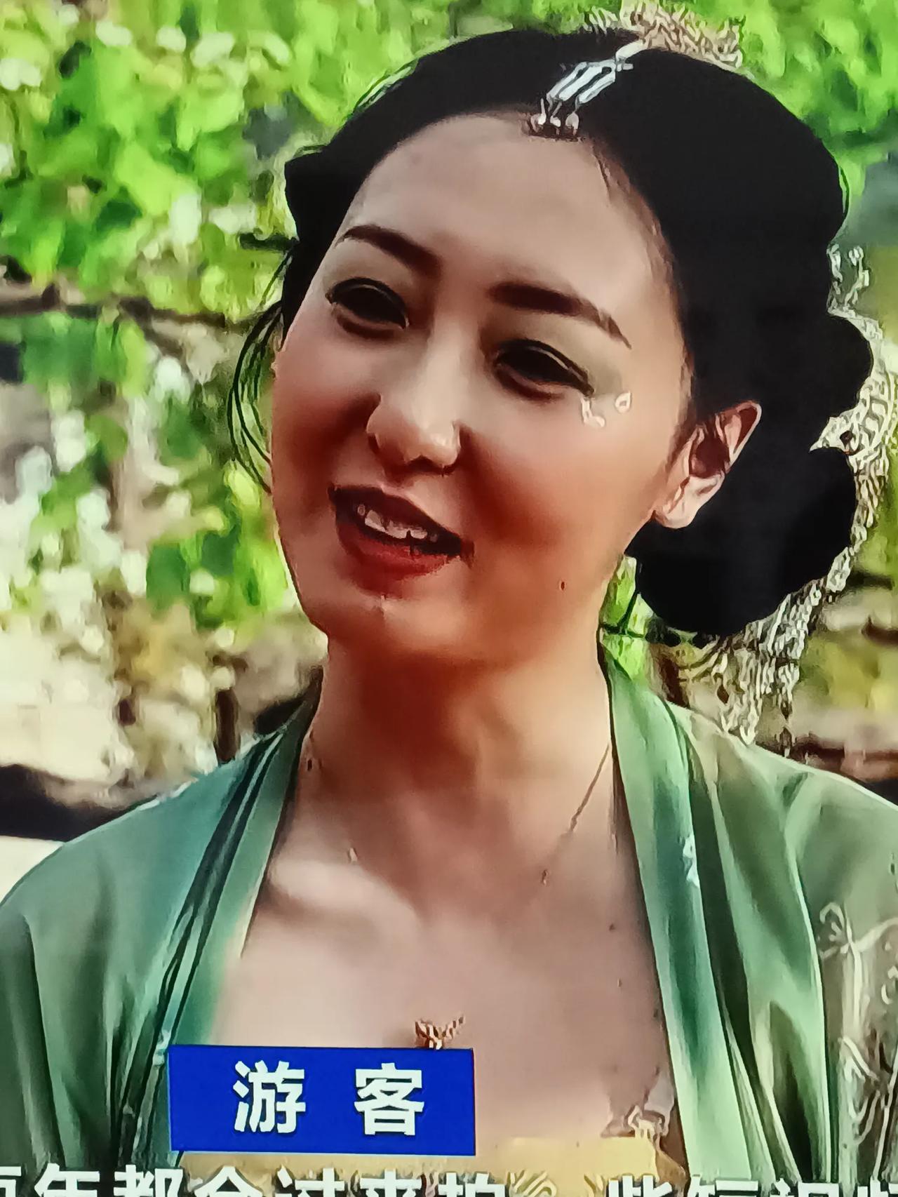 《游春》
梨花带雨绽枝头，如玉含珠半掩羞。
织就游人香雪海，摄来春色画中收。
乡