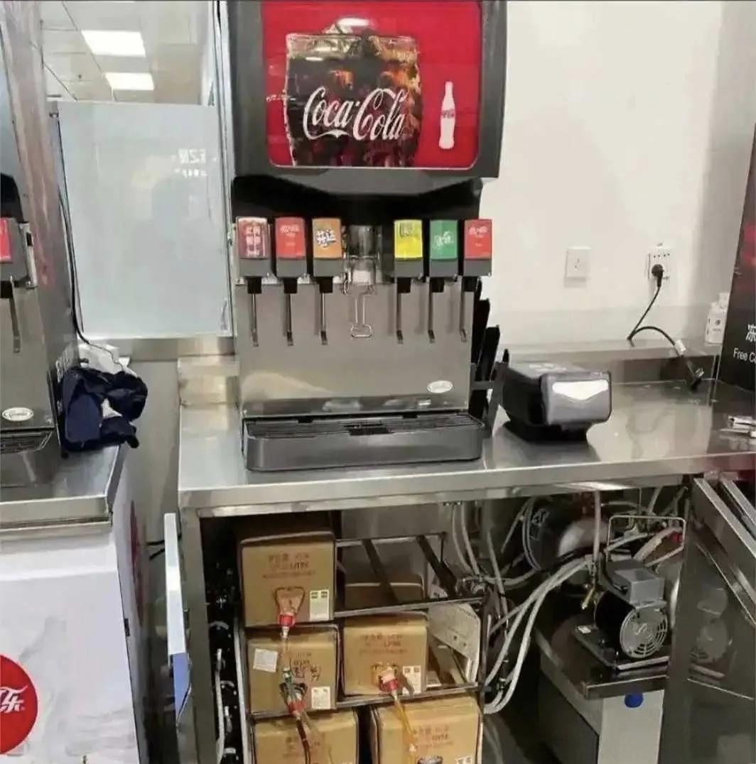 原来饮料机的内部是这样的，我敢打赌，如果饮料机以这种形式示人，销量肯定会断崖式下