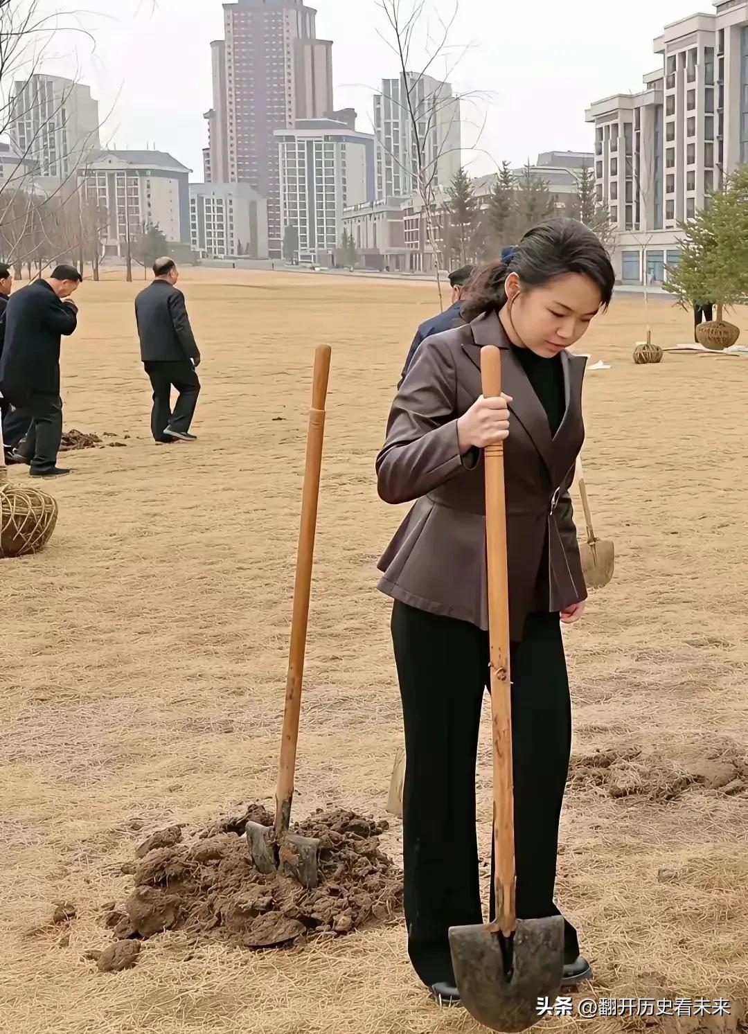 有网友问:如果娶了图中这个女孩之后会发生什么呢？

我觉得起码会发生三件事情！