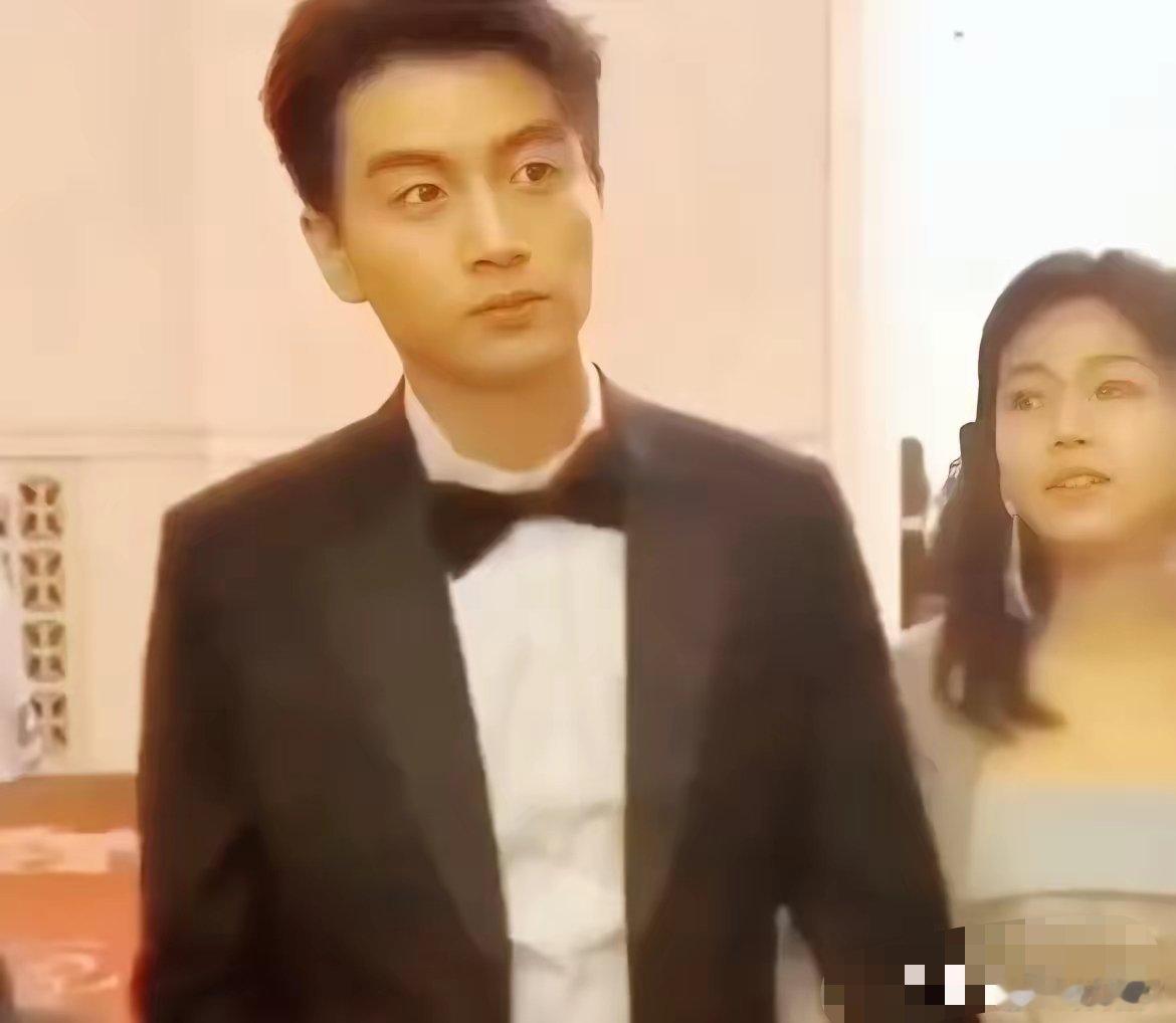 陈妍希离婚后看JJ演唱会，与男性朋友贴脸自拍 难怪陈晓眼里会没光 