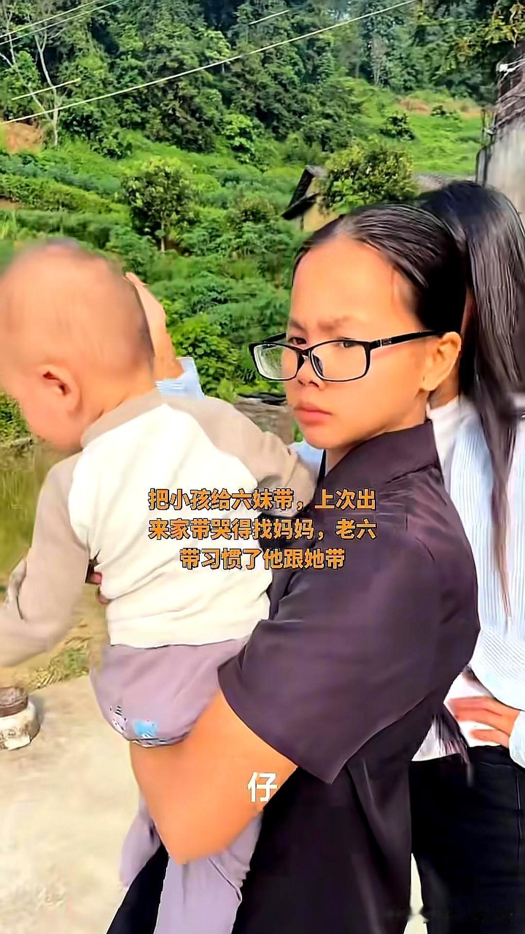 正午的水泥坪上，梯田发亮，土砖房静着。
9月13日十一点多，广西梁二哥家大女儿举