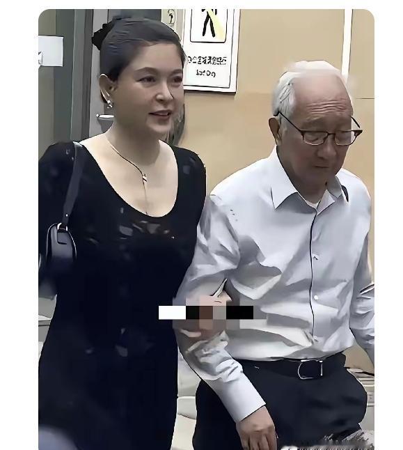 一个91岁，一个47岁。
这样的爷孙般的婚姻真的好吗？
不知道是什么时候开始，我