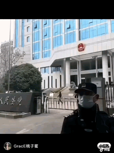 看一次，哭一次，

外婆对着大家磕头，妈妈一次次鞠躬，

法院外面是一大群自发到