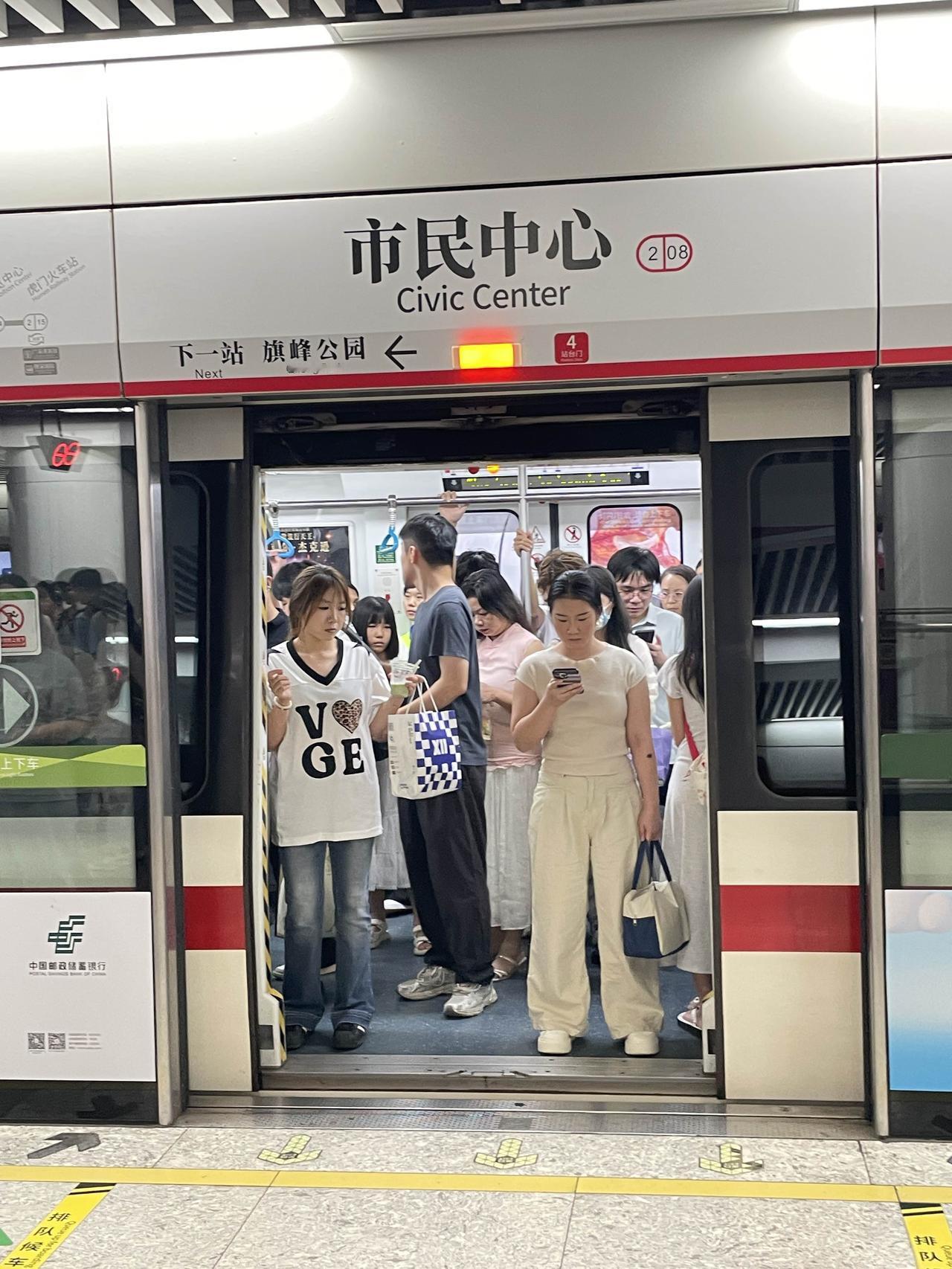 东莞傍晚下班高期期！
连公交都也爆满！
东莞地铁打卡 公交上座无虚席 东莞通勤时