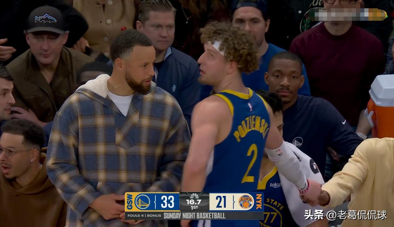 勇士巨星库里真是为球队操碎了心！在今天勇士客场挑战尼克斯的比赛中，当时比赛进行到