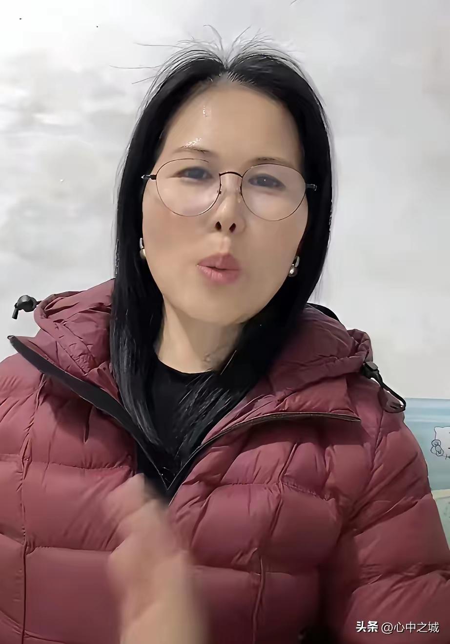 保姆就是保姆，管住嘴莫太狂，不要贱嘴贱舌的惹人厌。
​网友问羽绒服哪买的，她说老