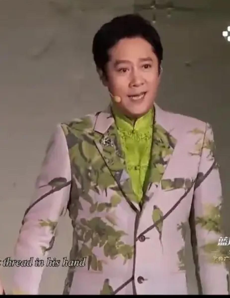 从蔡国庆，到张信哲，为什么男星老了以后都女性化？
里面的立领盘扣是中式的，外面套