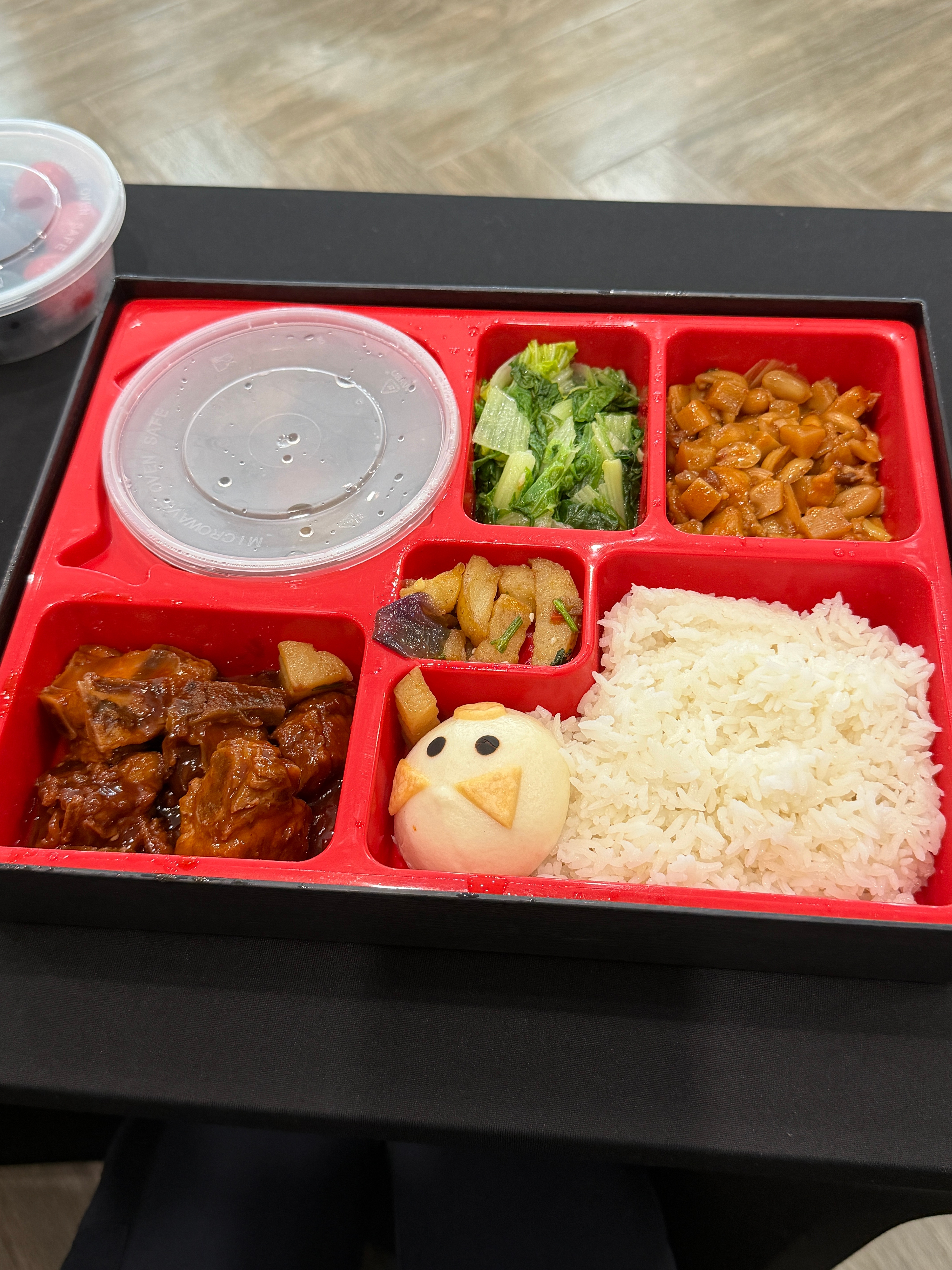 今天的盒饭很符合我胃口哈哈糖醋排骨➕宫保鸡丁 