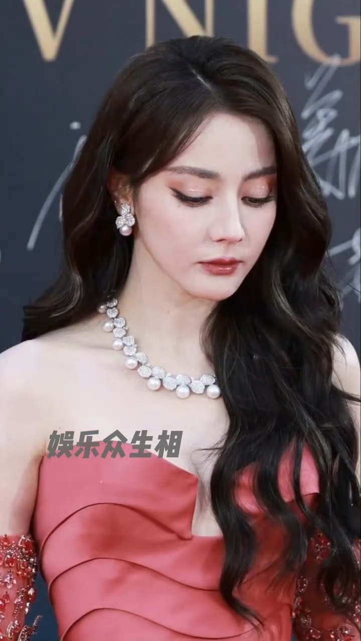 好久不见迪丽热巴走红毯天啊，迪丽热巴的红毯也太美了！身材脸型状态都完美！ 