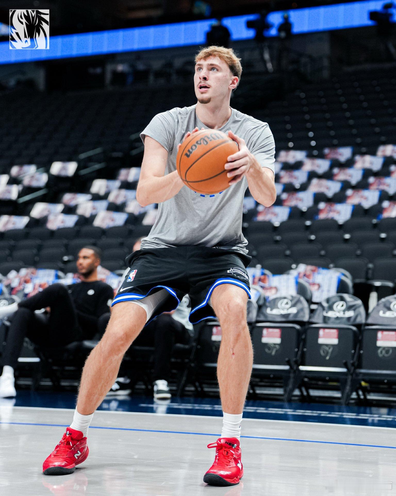 MFFL 对阵篮网的首发阵容出炉。内姆哈德、马绍尔、弗拉格、PJ华盛顿、戴维斯。