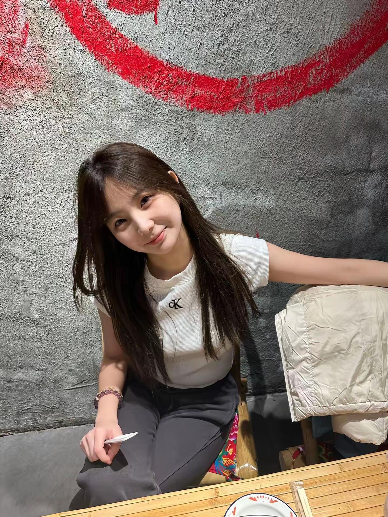 这位小姐姐正在享受美食呢！美食绝美瞬间 会吃的美女 吃大餐的女子