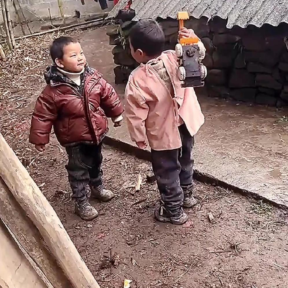 发现一个不争的事实，
就是亲姐妹之间比亲兄弟之间感情要亲，
而且亲姐妹不看数量，