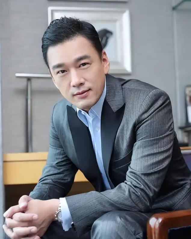 当年，王耀庆为了打游戏4个月不出门，买8台电脑，20个账号。可是女房东收租时，他