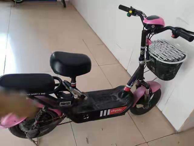 说实话，我以前也天天骂电动车限速25。

上班路上多骑十分钟，夏天晒冬天冷，谁不