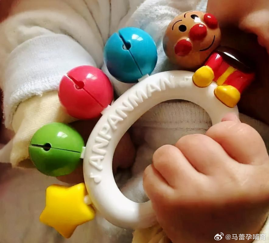 问：宝宝的精细动作怎么锻炼？ 宝宝精细动作宝宝成长手部精细动作训练享喂  答：最