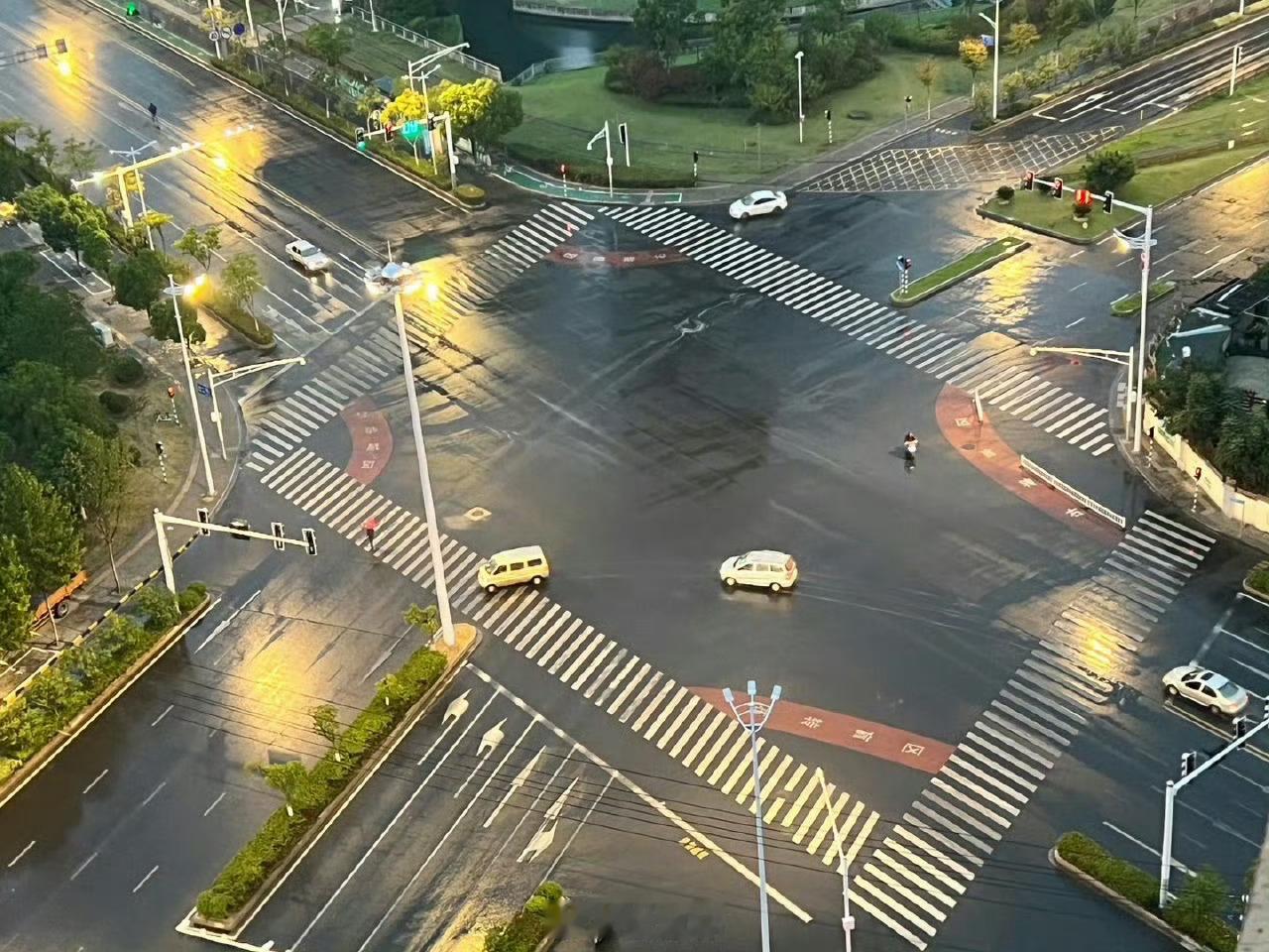 今日谷雨 有人问农夫：“种了麦子了吗?”农夫：“没，我担心天不下雨。”那人又问：