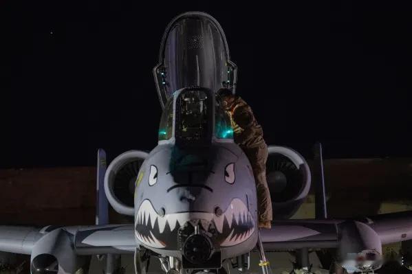 美军联合约旦空袭叙利亚！报复IS致命伏击，精准打击35+目标
 
当地时间1月1