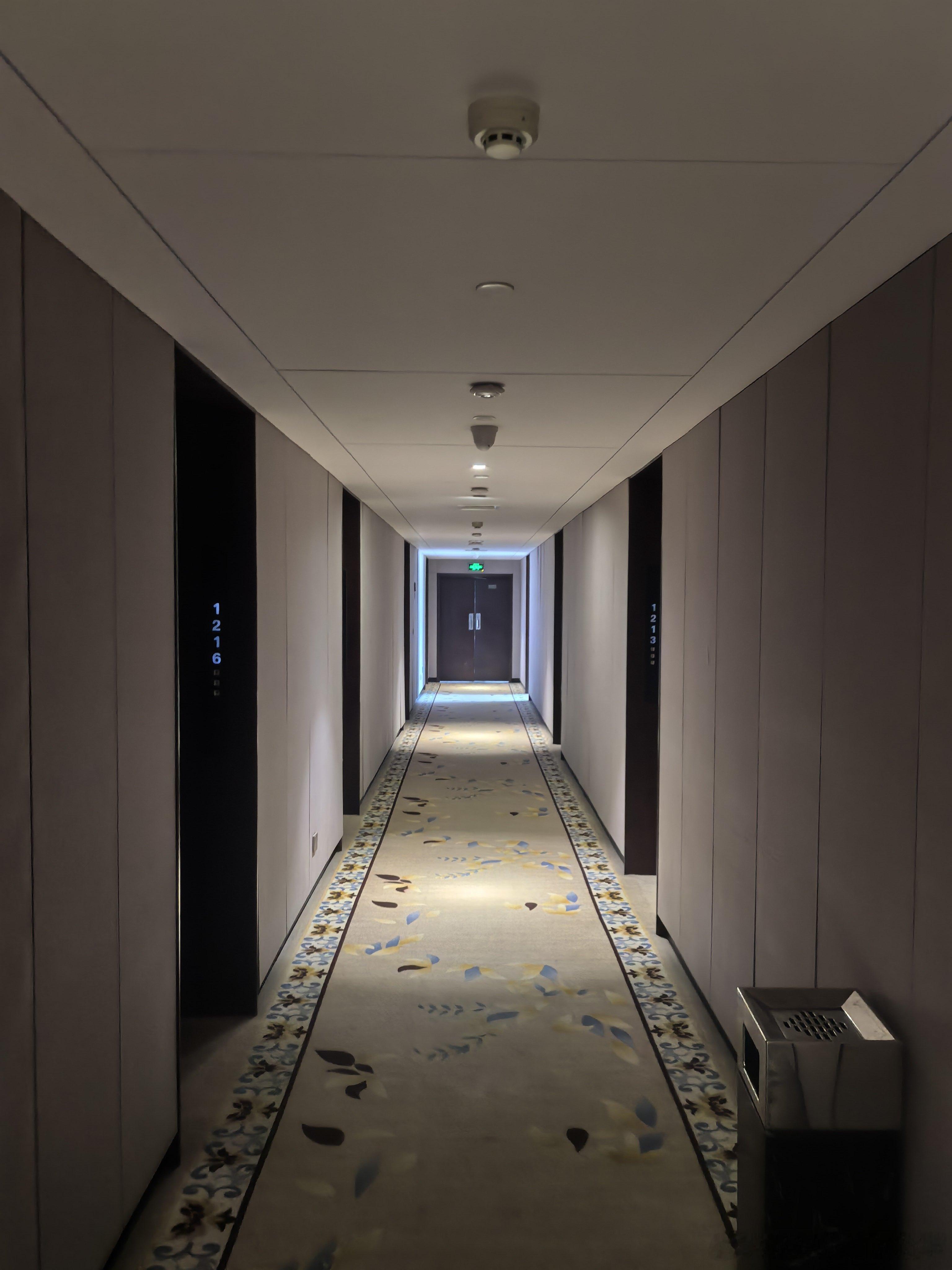 如果午休时间深深走廊里，某个房间某个门口站着某个人，悄咪咪一动不动，会不会是因为