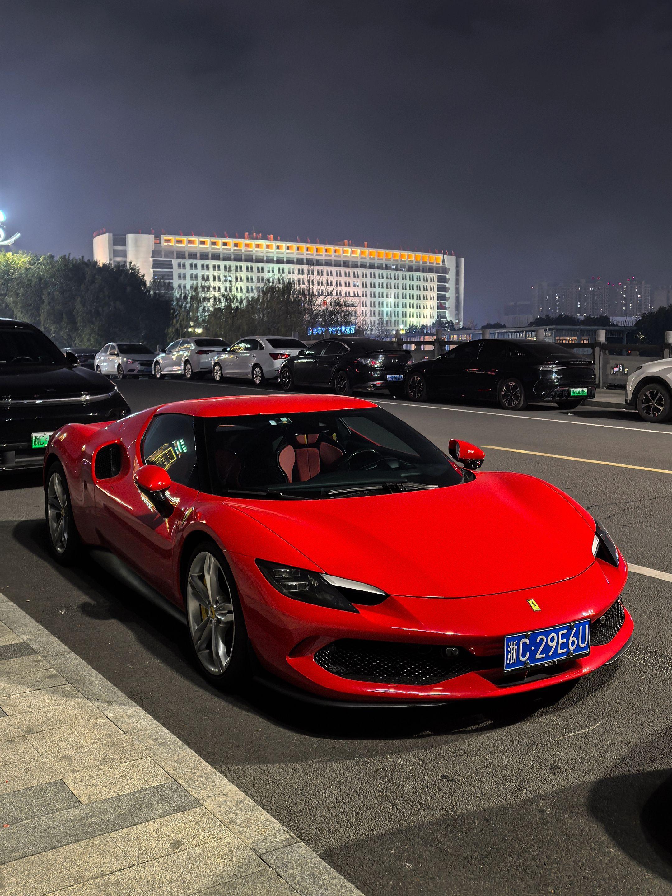 夜幕下鲜艳的一抹红