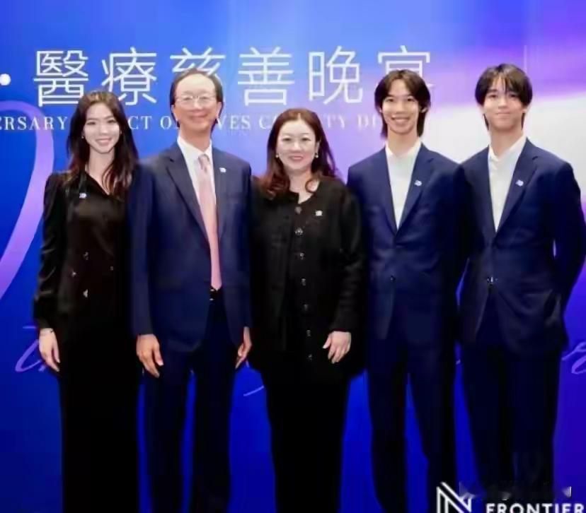看看梁景松和伏明霞一家，很幸福。你看还是做男人好，梁景松虽然说七十四岁了，娶个老