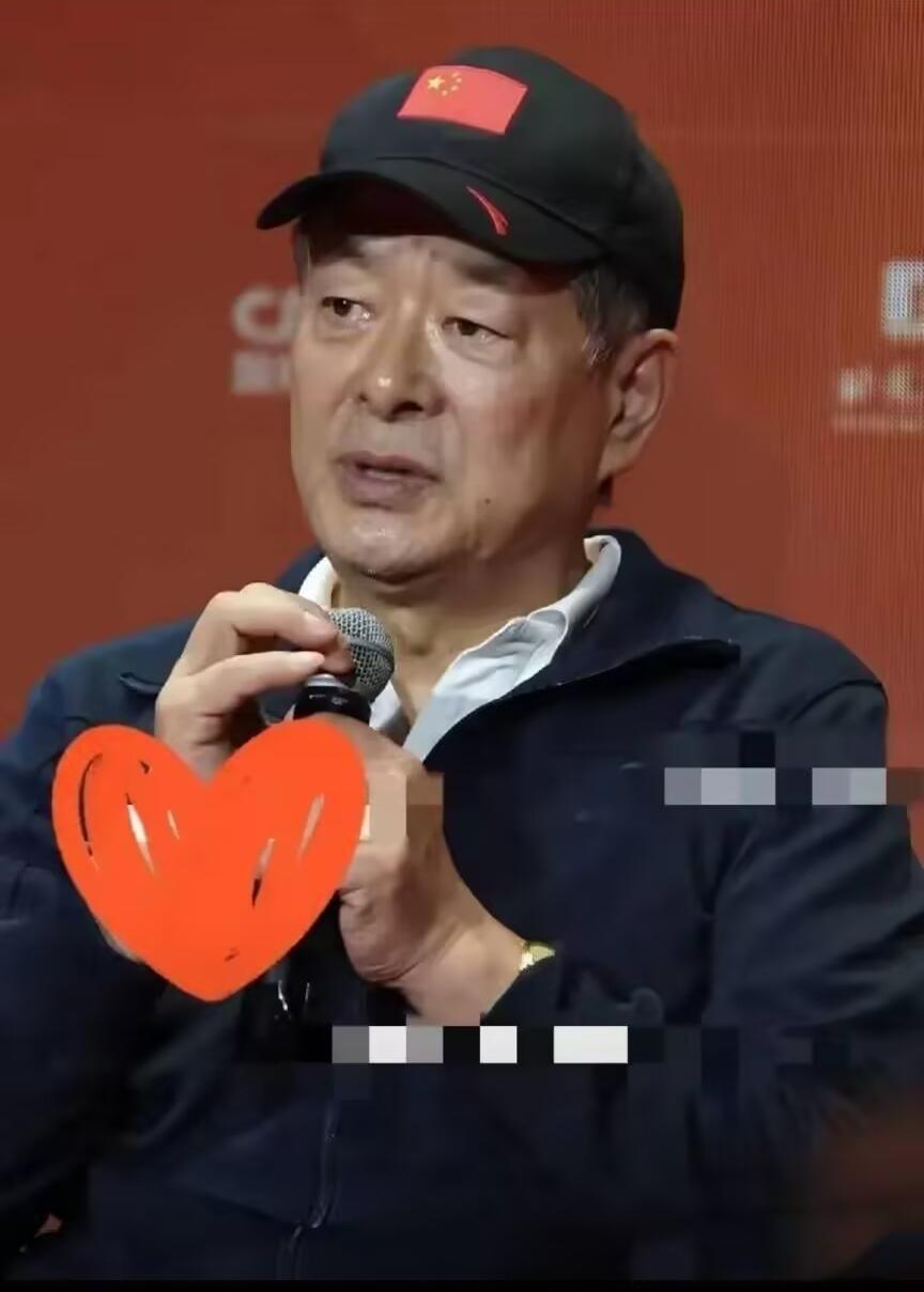 看完真被敲了一下：72岁的濮存昕，夜里用一根布带，把自己和90多岁患阿尔茨海默症