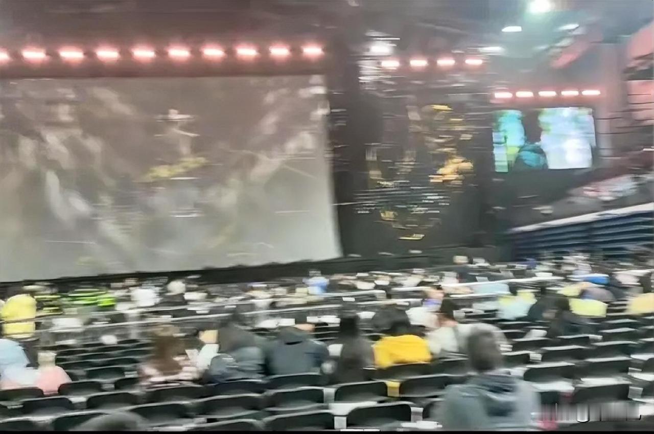 任贤齐大同奇迹演唱会超燃！
现场气氛简直嗨翻了天。
任贤齐一出场，
全场就爆发出