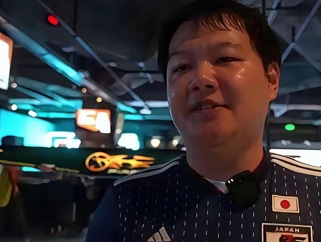 别再拿单纯热爱足球当遮羞布，公开场合身着他国球队服饰接受境外媒体采访，这件事根本
