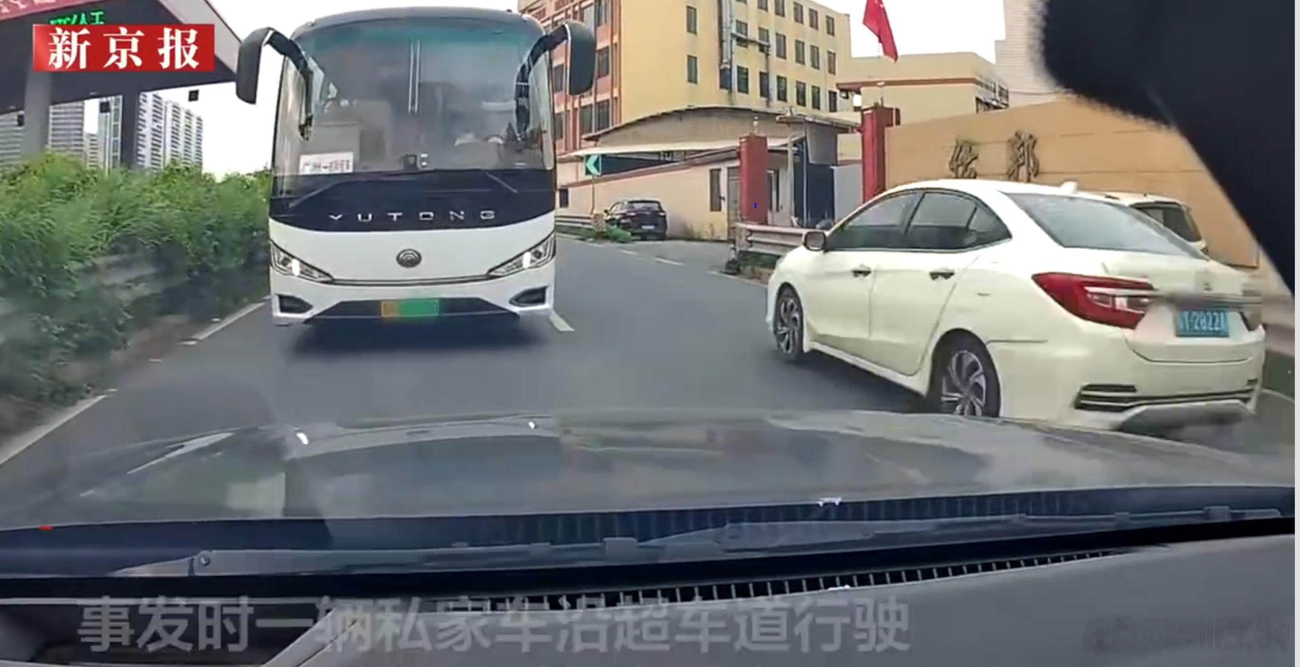 佛山交警确认大巴车主路逆行属实 这种一条直道上，发现有车逆行，还没那么危险，因为