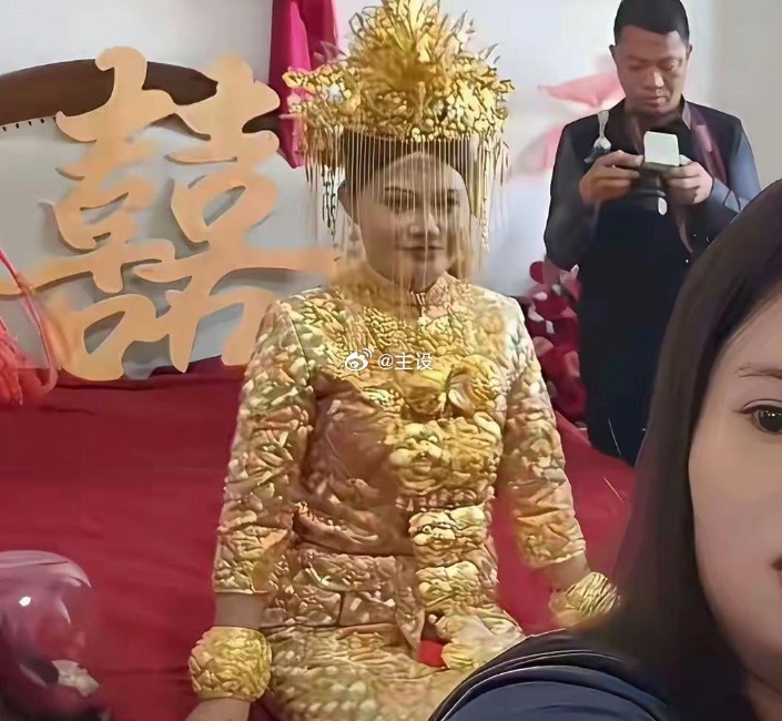 皇后结婚，也没有这位新娘子的婚礼服牛掰吧，这是什么家庭条件 