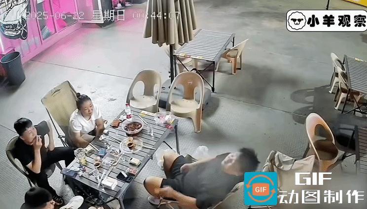 三男一女围坐吃夜宵，突然画风就变了，窜出:一女子跑，一光腚男后面追，后来又一女子