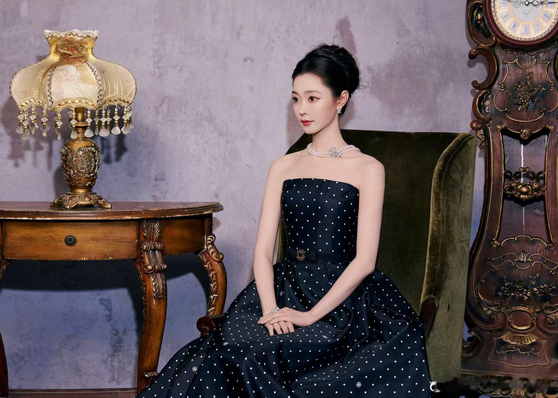 宋轶天鹅颈直角肩宋轶波点拖地长裙 宋轶这套波点拖地长裙造型真的美到心坎里，天鹅颈