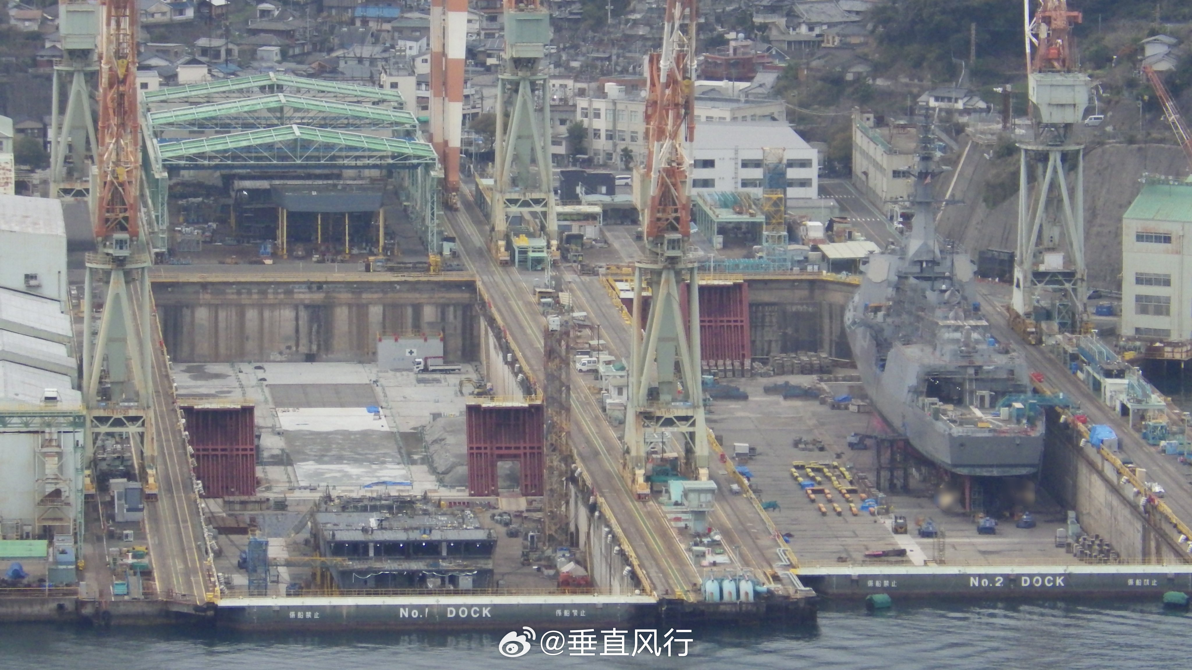 正在长崎建造的日本万吨大驱，从尾部模块来看比隔壁维护中的爱宕要宽大许多，还能看到