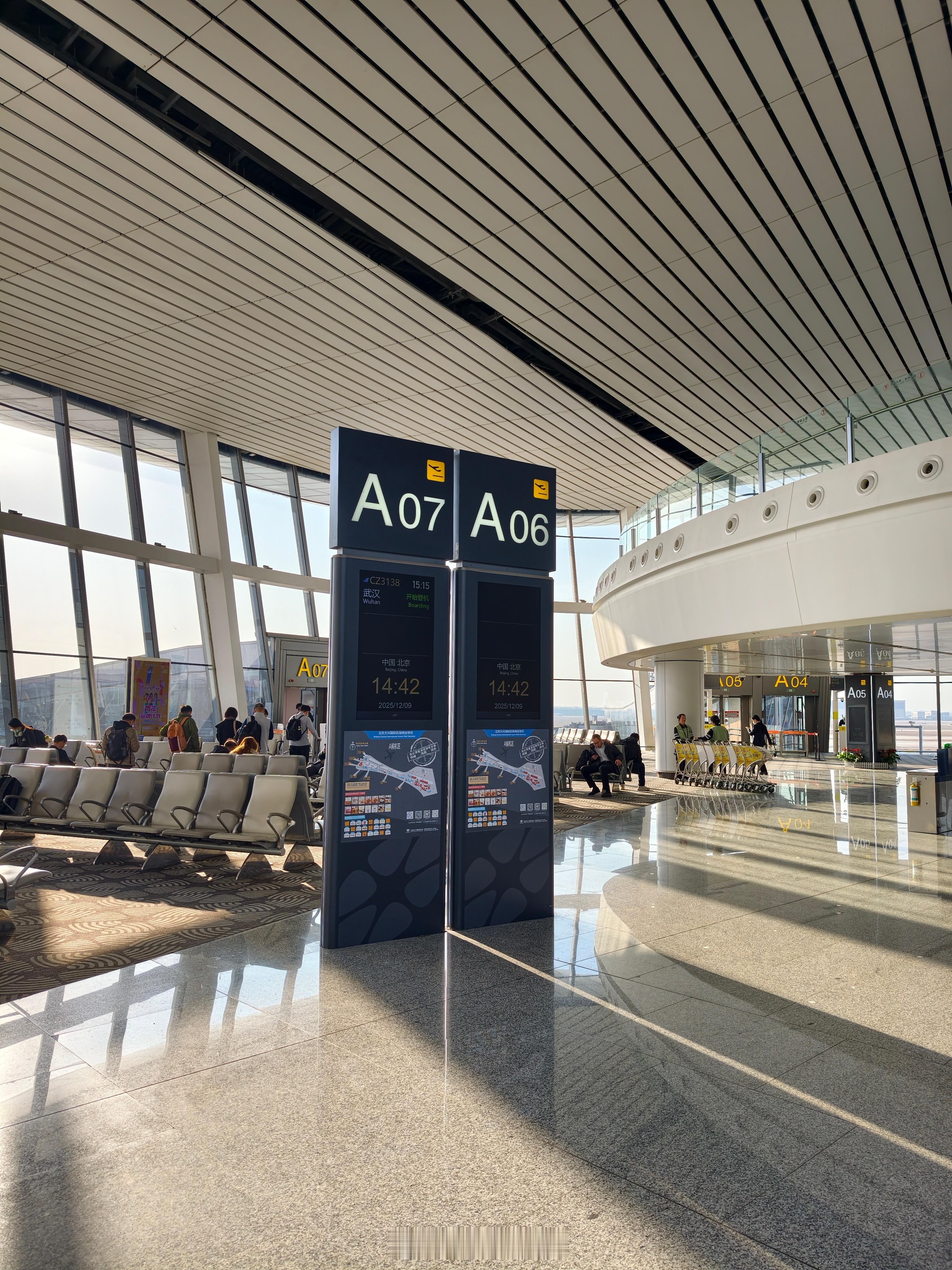 昨天刚从国外回来，今天继续出差。