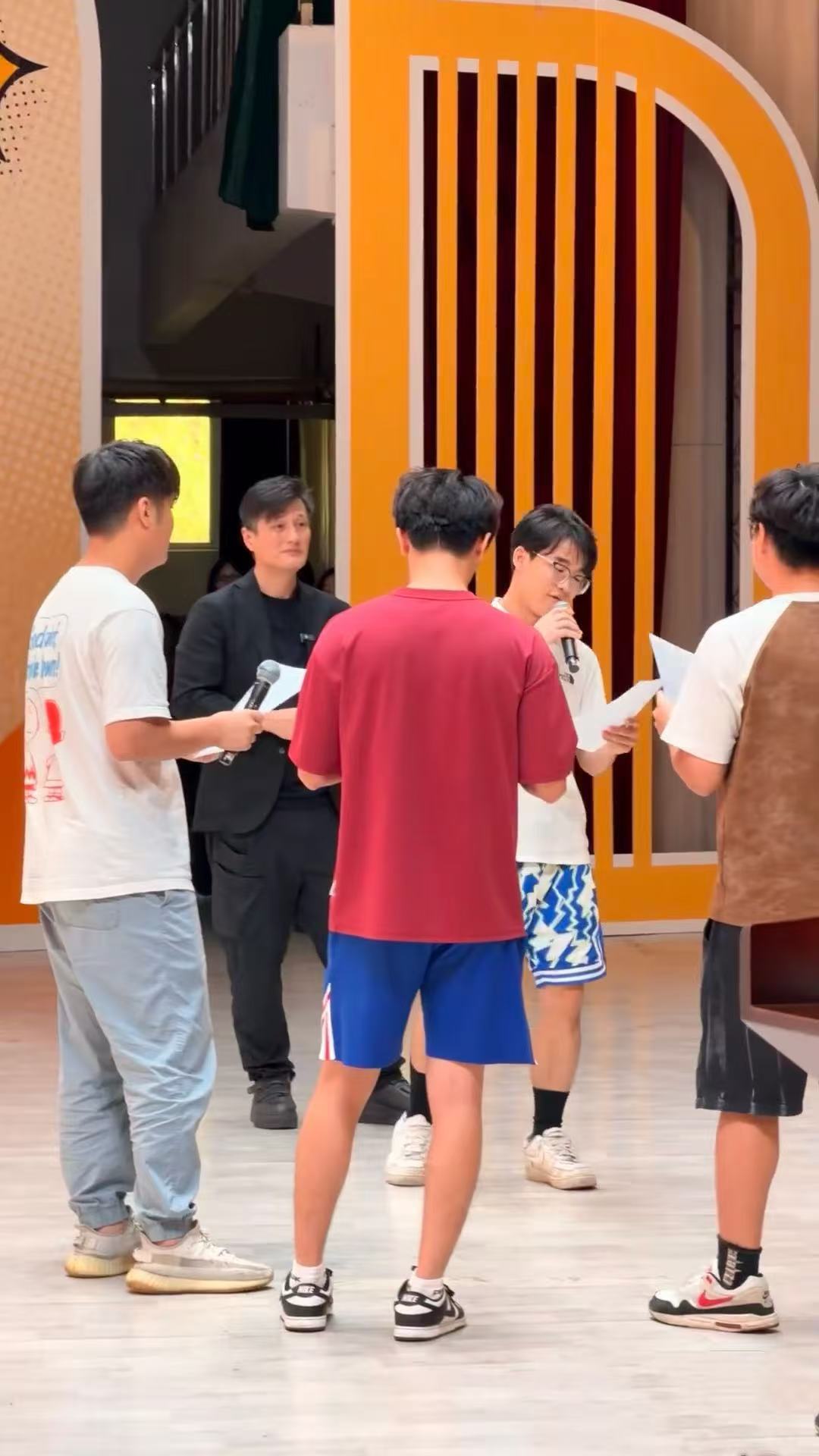 尹子维在广东大学跪地讲课 这份谦逊和真诚太难得！身为公众人物却放低姿态，跪地给大