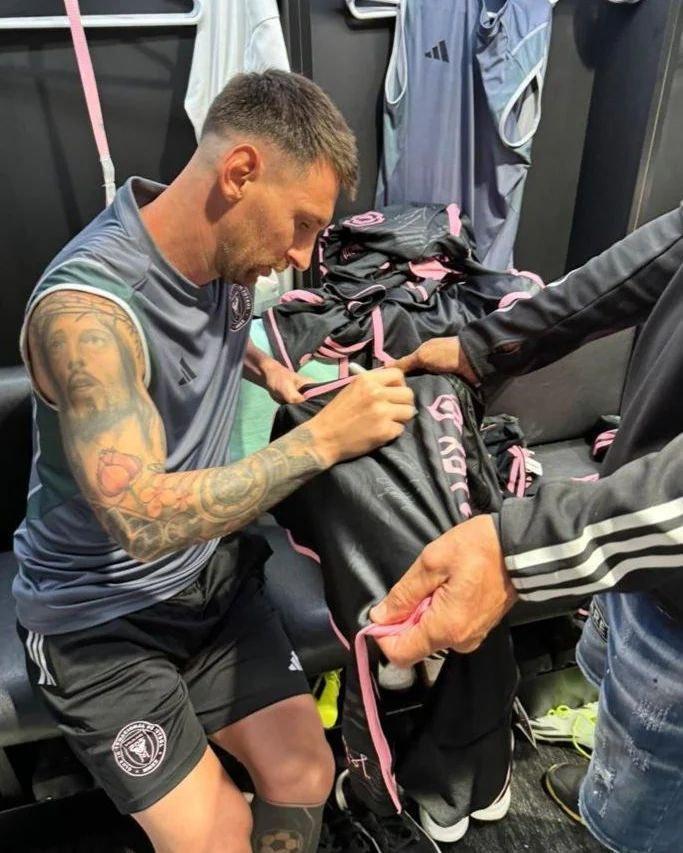 签名中的梅西，果然是手臂最帅气，[笑哭]轮廓分明，图案精美，意义深远，值得拥有。