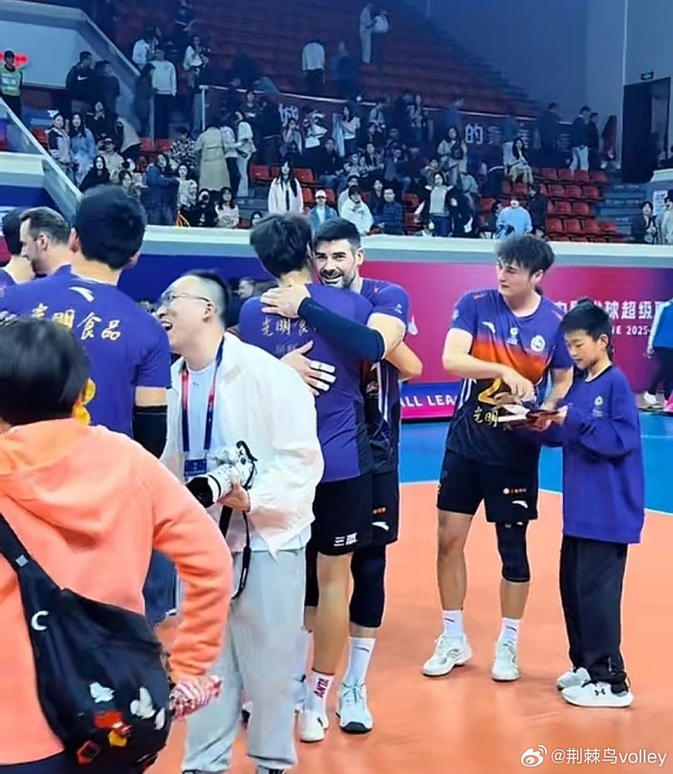 上海男排主客场双杀青岛首次获排超季军。赛季结束，兰扎和铁锤也要离别俱乐部了，希望