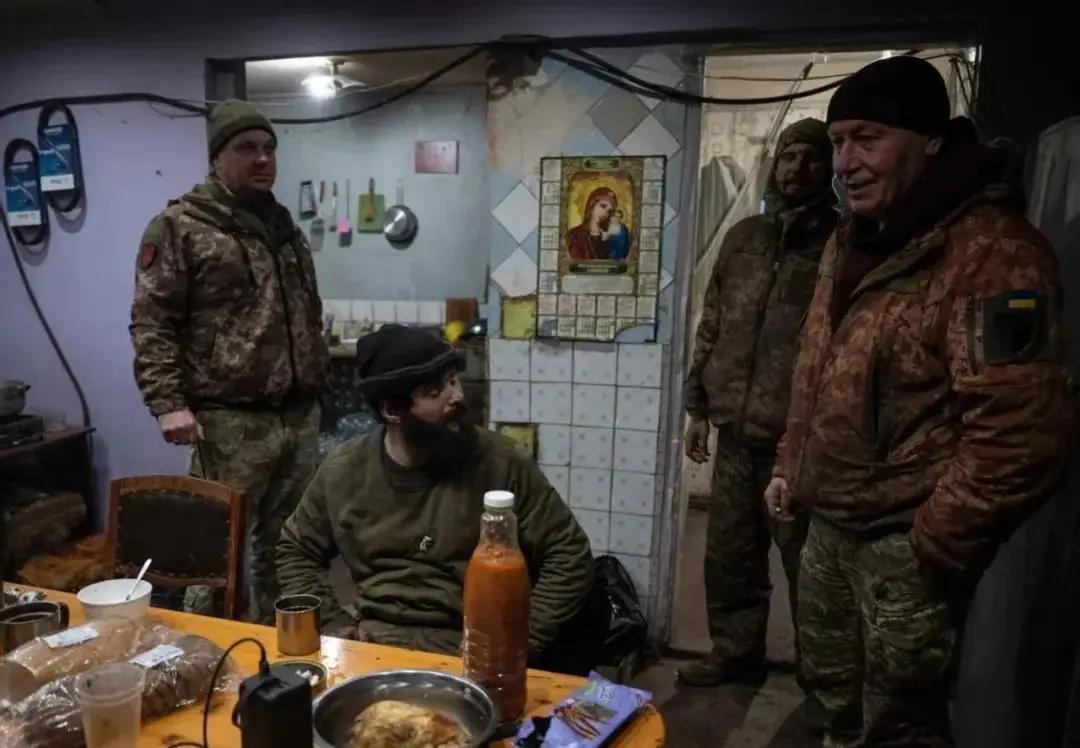 太狡诈！2名乌军死磕俄军165天，狂轰猛炸半年，竟炸不死。
 
扎波罗热前线战事