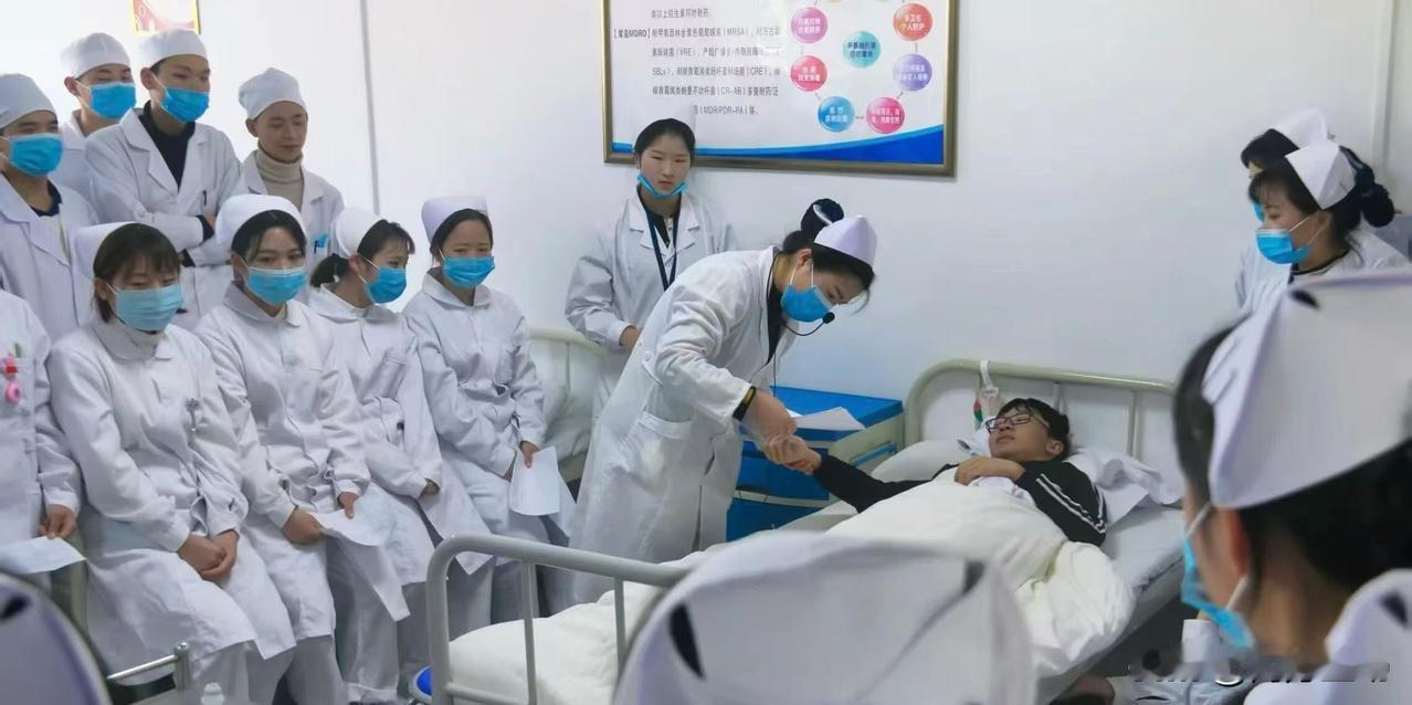 男同学，学医学药，​就要做好这种心理准备。被一群女同学围观当“病人”，这经历太社