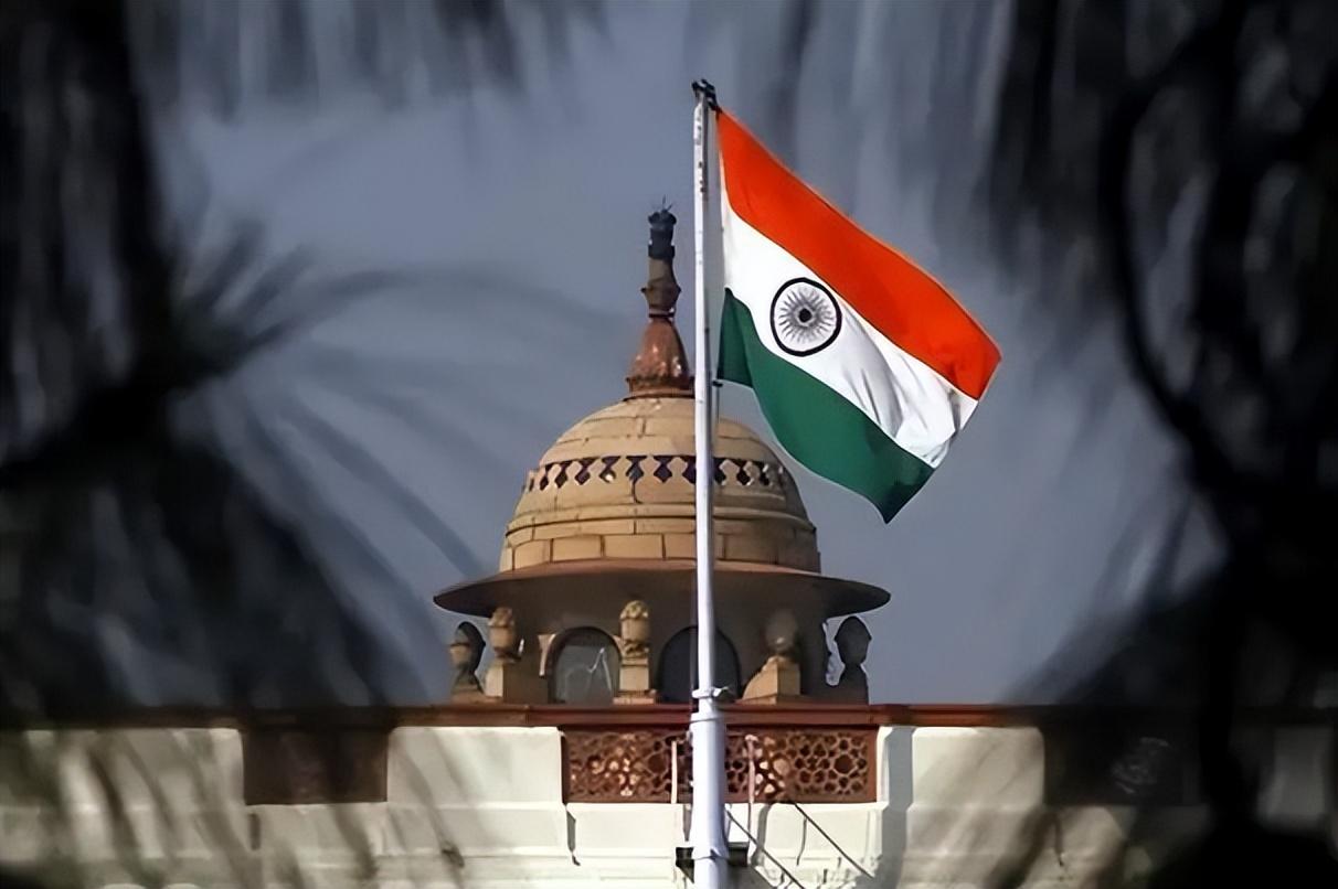 国现在最担心的国家估计就是印度了，担心印度突然“崩溃”。一旦印度没了，十几亿人到